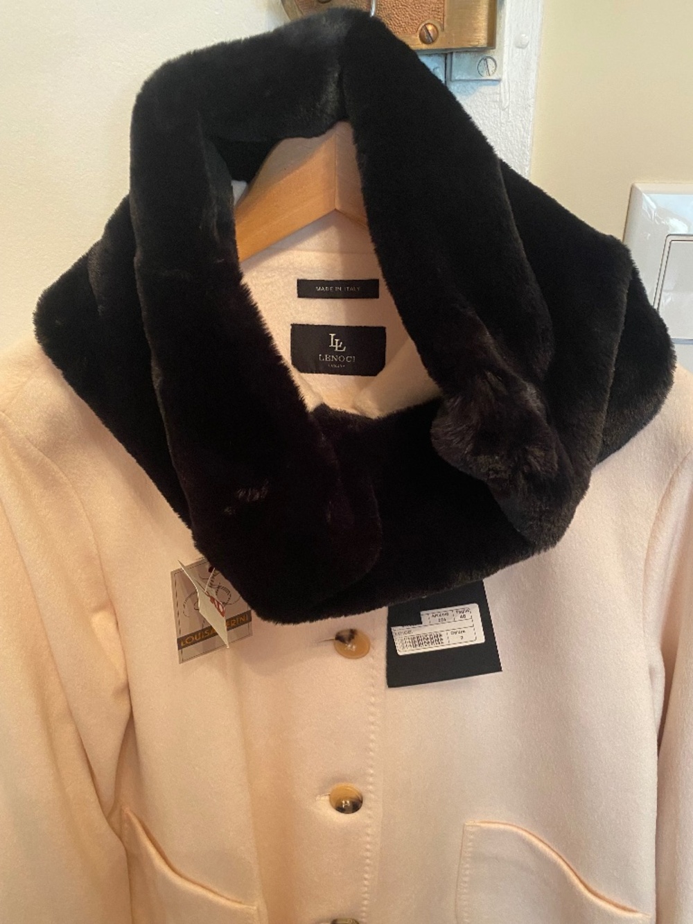Women's black faux fur muffler